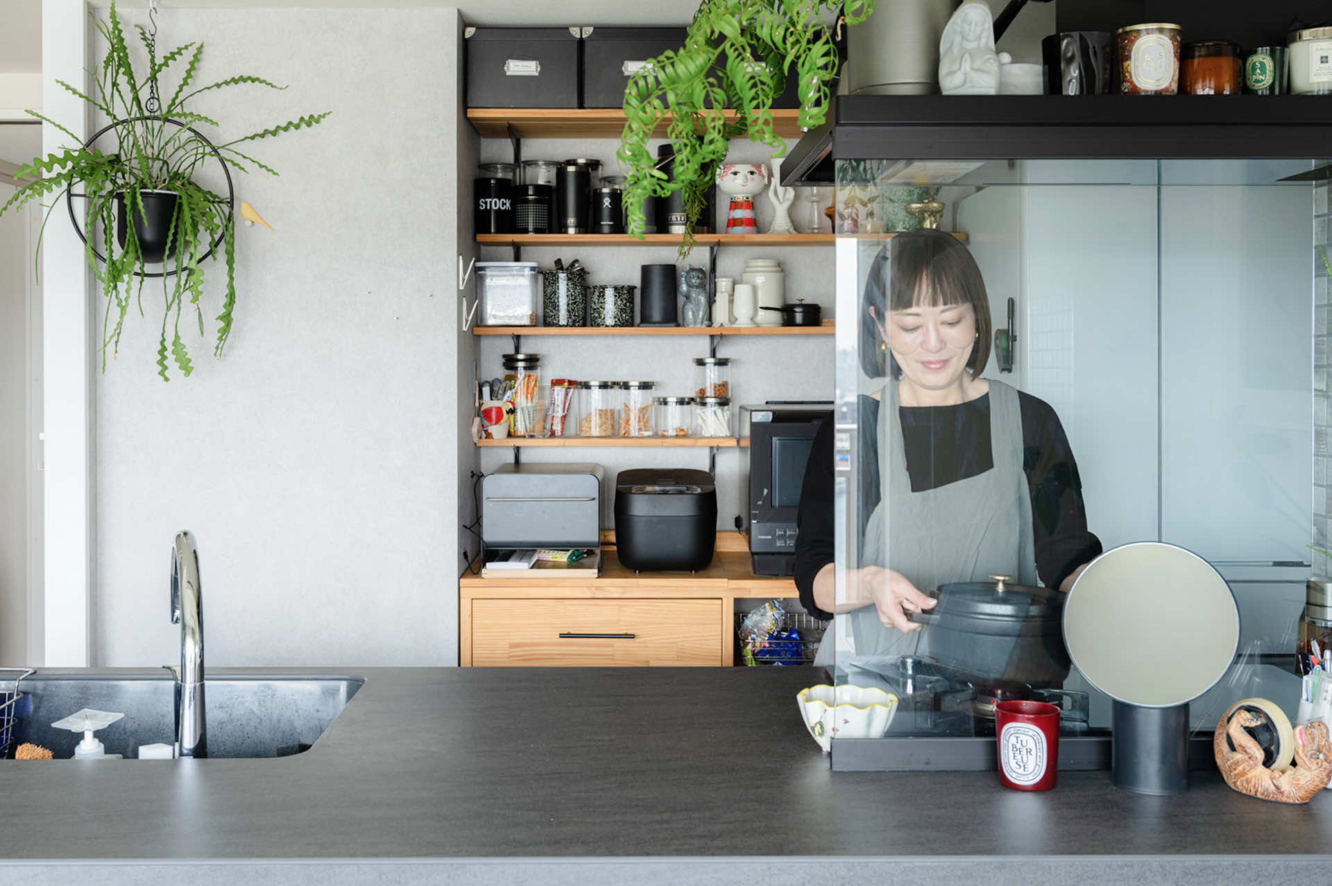 整えられたキッチンで過ごす上田麻希子