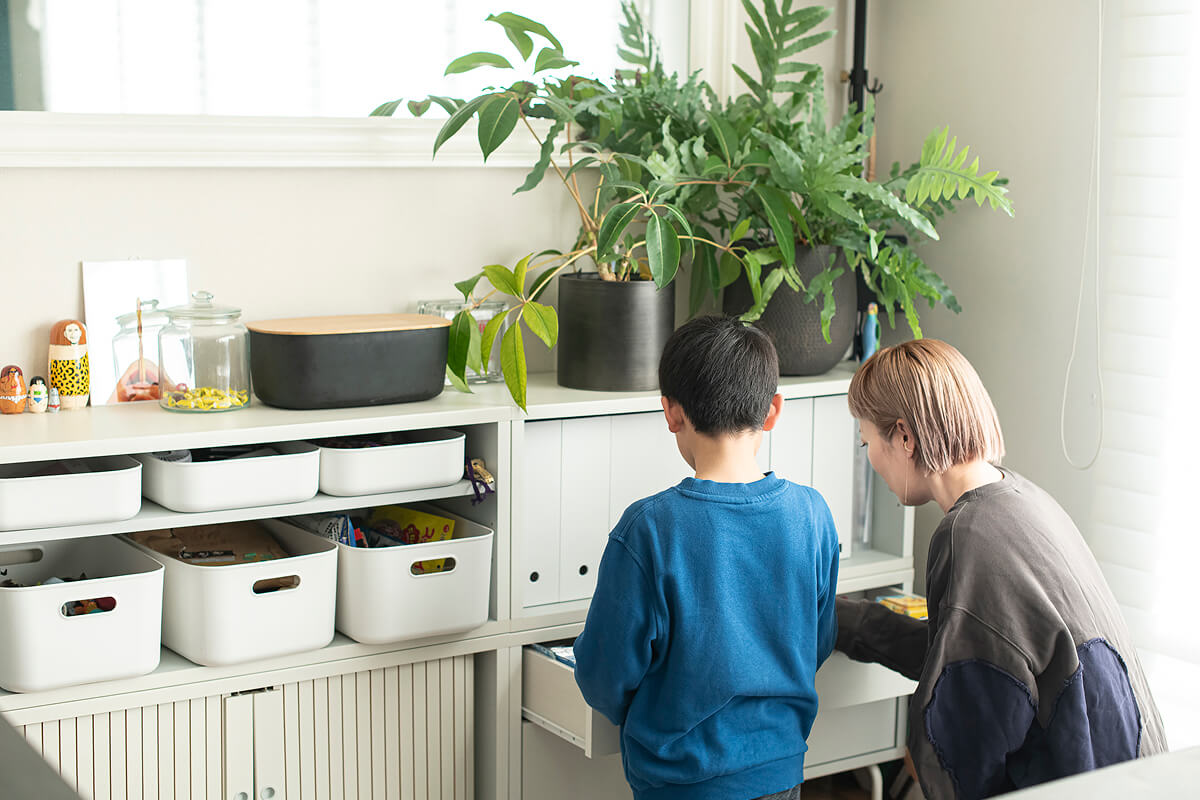 子どもと一緒に収納棚を片づける様子